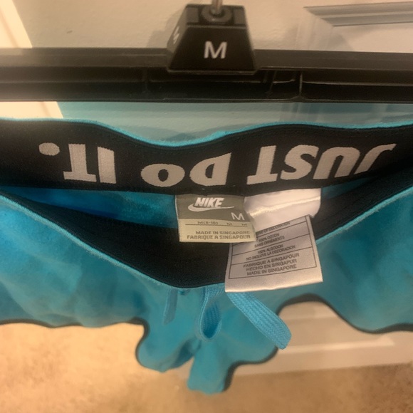 Nike Vintage Shorts - Picture 3 of 3